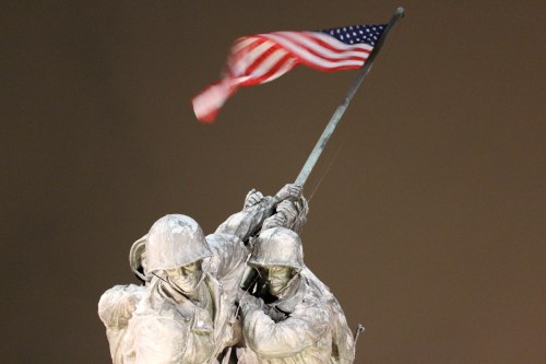 american flag on iwo jima statue